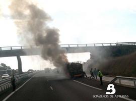 El fuego destruye un camión plataforma cargado de madera entre Tapia y La Caridad