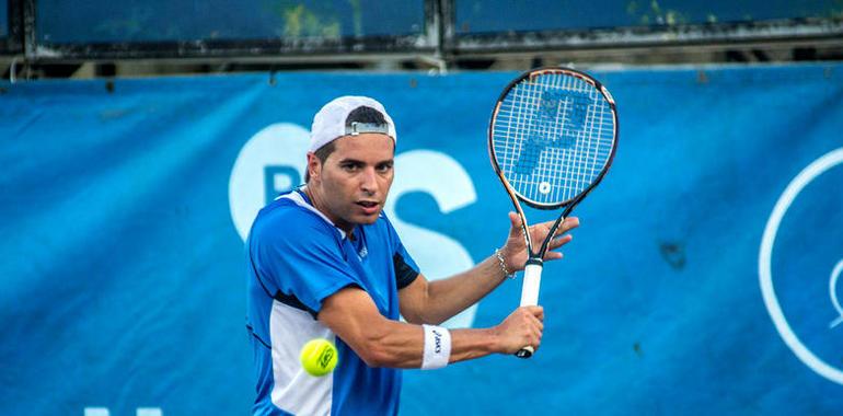 Montañés y Muñoz se imponen en la primera jornada del Tenis-Playa