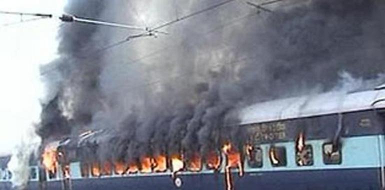 32 train passengers charred to death in India 