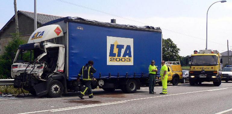 Excarcelado un conductor de camión herido tras un alcance a la altura de Otur