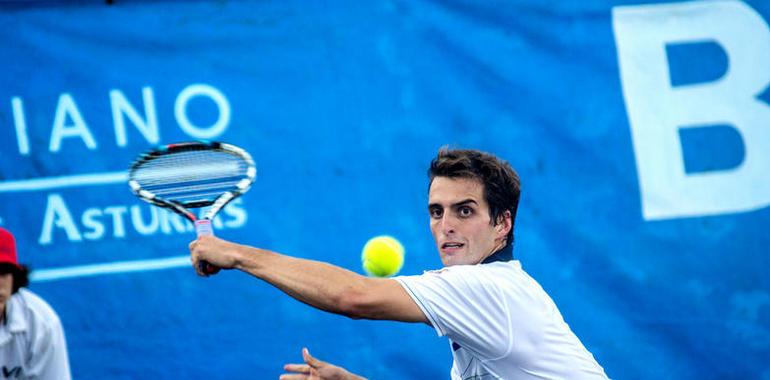 Dani Muñoz se muestra intratable en el Tenis-Playa de Luanco