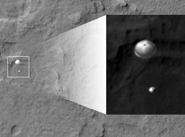 Increíble imagen de Curiosity cuando desciende en paracaídas hacia Marte
