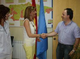 Reunión de la consejera Bienestar Social con el alcalde de Parres