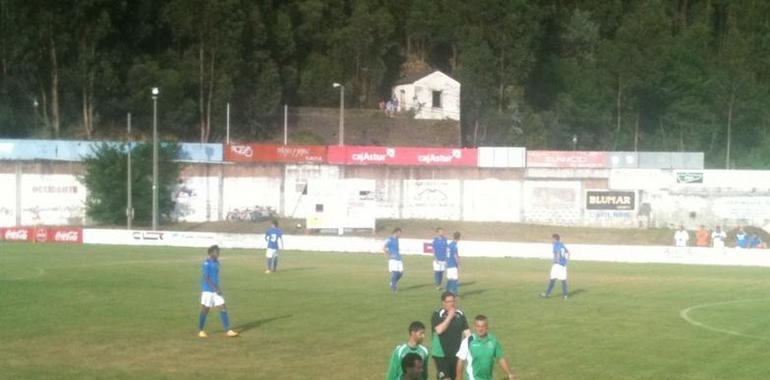 El Real Oviedo se impone al Racing B en Navia