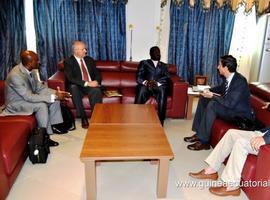 Agbar y Temps dOci en la cámara de Comercio de Bioko