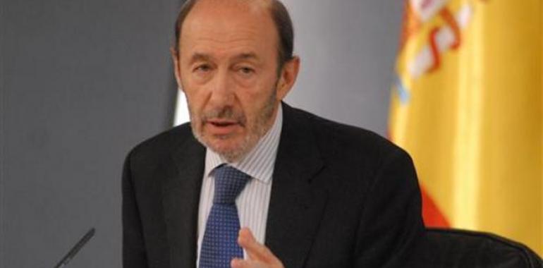 Rubalcaba visita la Comisaría General de Policía Científica con motivo de su centenario