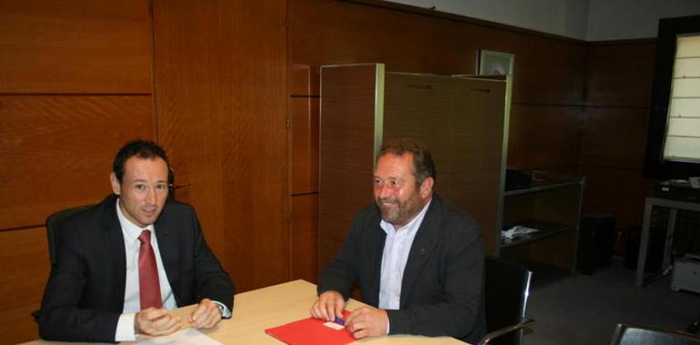 Reunión del consejero de la Presidencia con el alcalde de Colunga