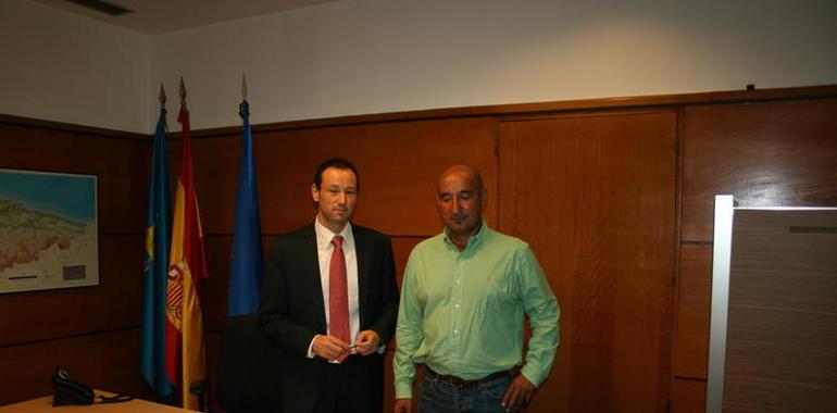 Encuentro del consejero de la Presidencia con el alcalde de Teverga