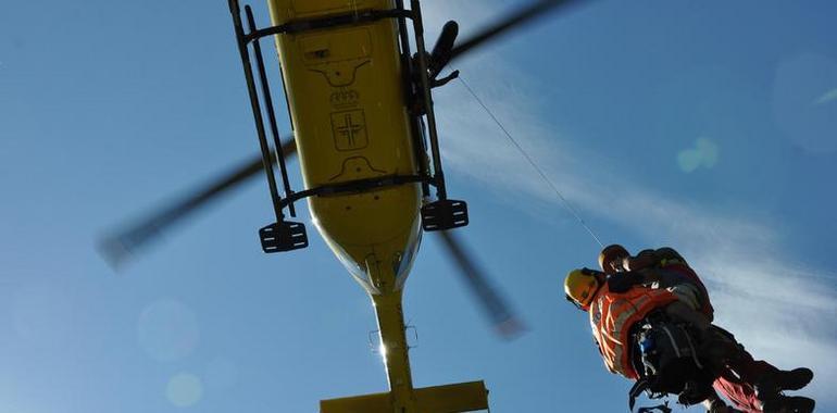 El helicóptero evacua a dos senderistas, uno de ellos con hipoglucemia, desde Tuiza, Lena