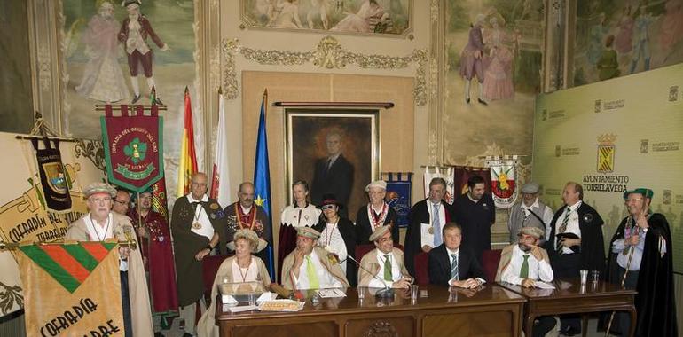 Marcelo Conrado y Rojas Marcos, cofrades de Honor del Hojaldre en Torrelavega