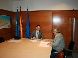 Entrevista del consejero de la Presidencia con el alcalde de Tapia