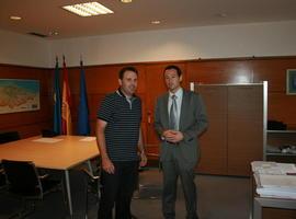  Reunión del consejero de Presidencia y el alcalde de Onís