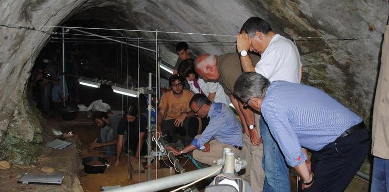 Presentan las pinturas rupestres encontradas en la Cueva de Eirós, en Triacastela, Lugo