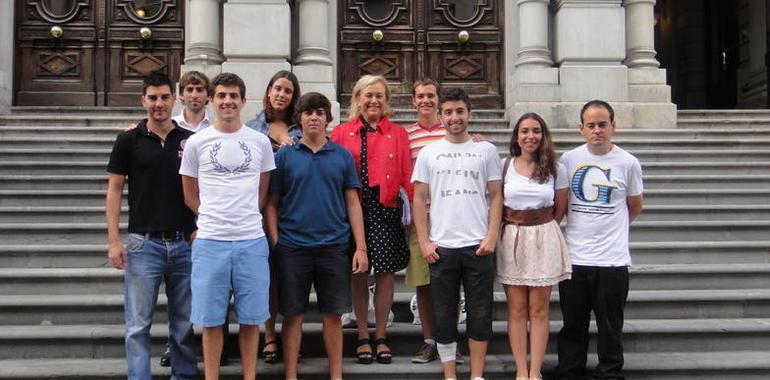 Mercedes Fernández, anfitriona de jóvenes de NNGG en la Junta General