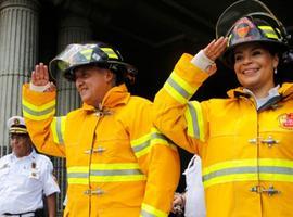 Presidente y vicepresidenta de Guatemala, orgullosos bomberos voluntarios