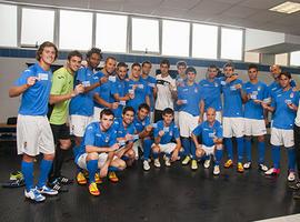La plantilla del Real Oviedo retira su carnet de socio 