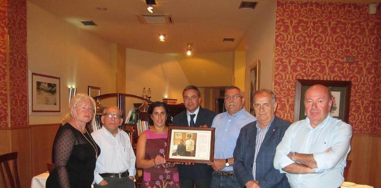 Rconocimiento de la ASPET al Cenador del Azul, en Mieres