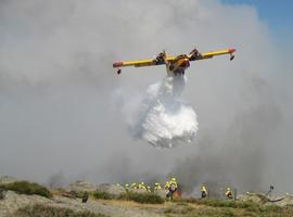 22 aeronaves luchan contra el incendio en la Costa del Sol 