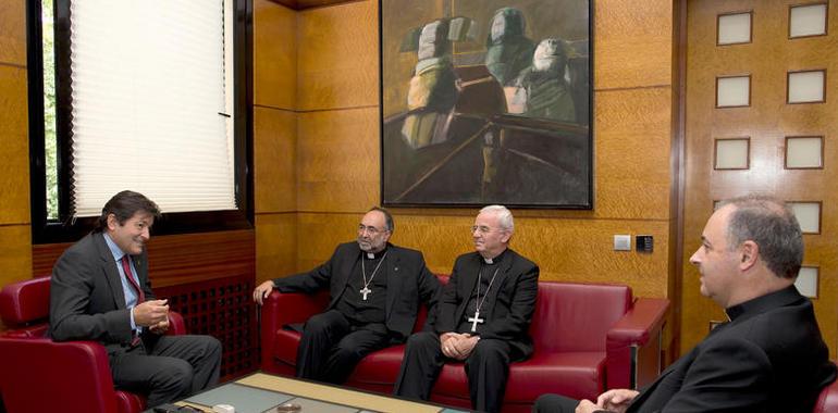 El presidente del Principado se reúne con el nuncio apostólico y el arzobispo de Oviedo