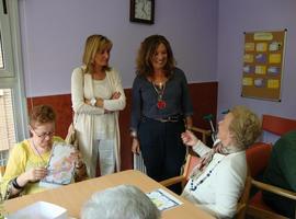  Esther Díaz y Dolores Álvarez Campillo visitaron el centro de día Faustino Sobrino en la capital llanisca