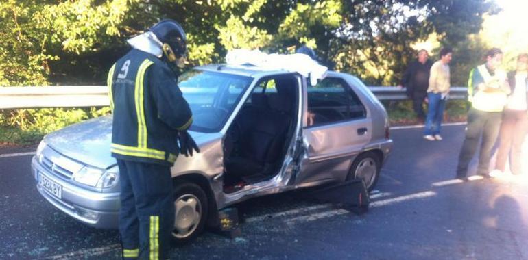 Herido en una colisión entre dos turismos en Freije, Taramundi