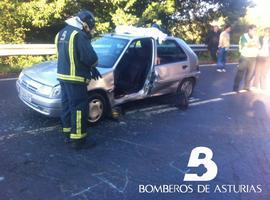 Herido en una colisión entre dos turismos en Freije, Taramundi