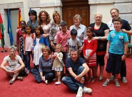 Niños saharauis y sus familias de acogida visitan el Consistorio llanisco