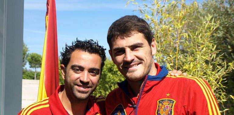 Xavi y Casillas: "Agradecemos este reconocimiento al fútbol español" (vídeo)