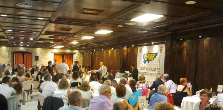 Adolfo Pulgar recibió la Medalla de Oro de los entrenadores de fútbol