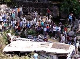 14 muertos y más de 20 desaparecidos al caer un bus a un barranco de 1.000 metros en la India