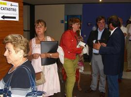 La alcaldesa y el gerente del Catastro visitan la Oficina para los nuevos valores catastrales