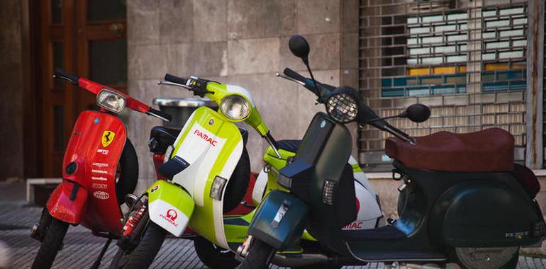 Más de cien Vespas y Lambrettas se concentran este fin de semana en Llanes