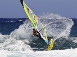 Las mejores figuras del windsurf sobre olas empiezan el campeonato en Klitmøller