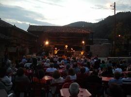 El Fado canta melancólico en la noche alegre de Bueño