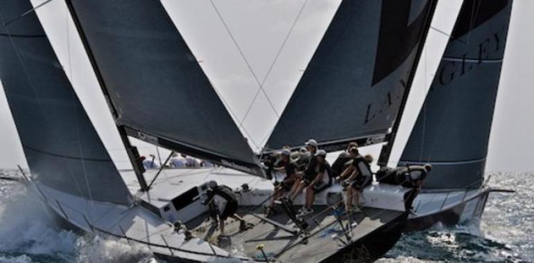 El Audi Azzurra Sailing Team lo tiene todo a punto para alzarse con el Trofeo