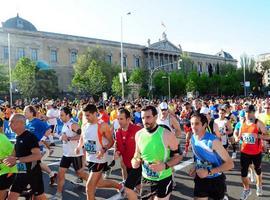 Miles de deportistas toman el centro de la ciudad en la carrera popular “Madrid corre por Madrid”