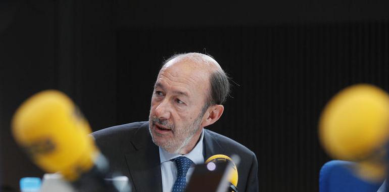 Rubalcaba pide a Mas que se defina pero defiende la opción federalista