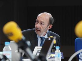 Rubalcaba pide a Mas que se defina pero defiende la opción federalista