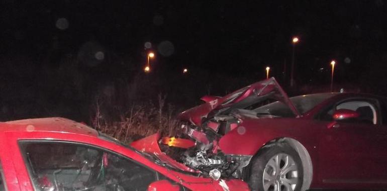 Detenido un conductor ebrio que circulaba en sentido contrario ocasionando un choque frontal en la C-17