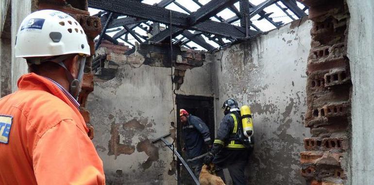 Seis intoxicados en el incendio de una vivienda de la calle Tellerona, en La Felguera