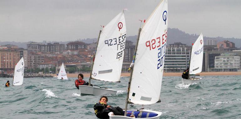 Jaime Álvarez Hevia y Elisa Fernández lideran el Trofeo de Otoño de Vela Ligera en San Lorenzo