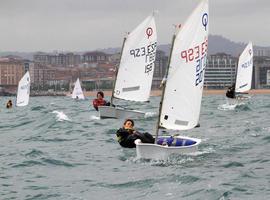 Jaime Álvarez Hevia y Elisa Fernández lideran el Trofeo de Otoño de Vela Ligera en San Lorenzo