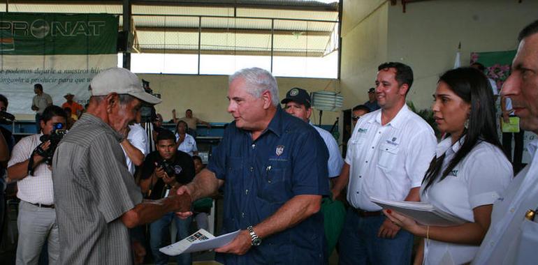 Panamá entra títulos de propiedad de sus tierras a campesinos humildes