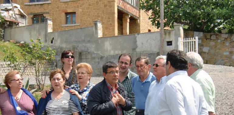IU denuncia "urbanizaciones sin casas ni gente, y miles de farolas encendidas que ahora hay que podar”