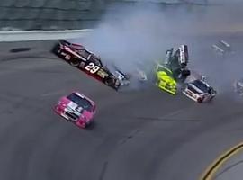 Multitudinario accidente en la NASCAR (vídeo)