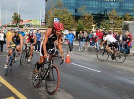 Carmen Grimaldos e Iván Fernández vencen en el Triatlón C. N. Ciudad de Gijón