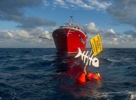 Acción de Greenpeace sobre un barco arrastrero para denunciar la pesca destructiva