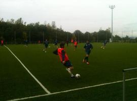 El Real Oviedo se habitúa a la hierba sintética en \La Pixarra\