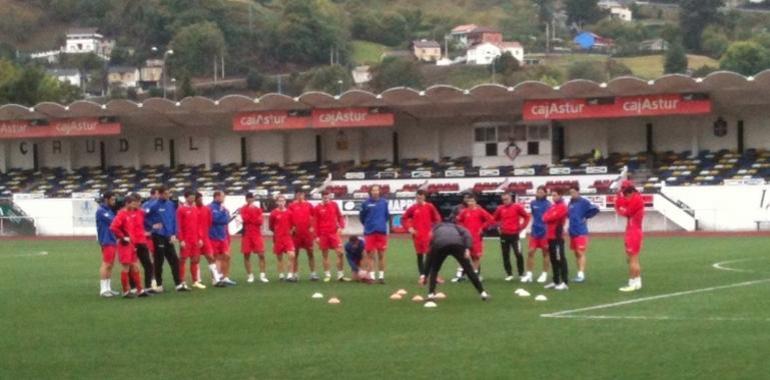 Paco Fernández con los justos para recibir al Oviedo
