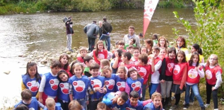 Alumnos de El Bosquín sueltan 5.000 alevines de trucha al Nalón